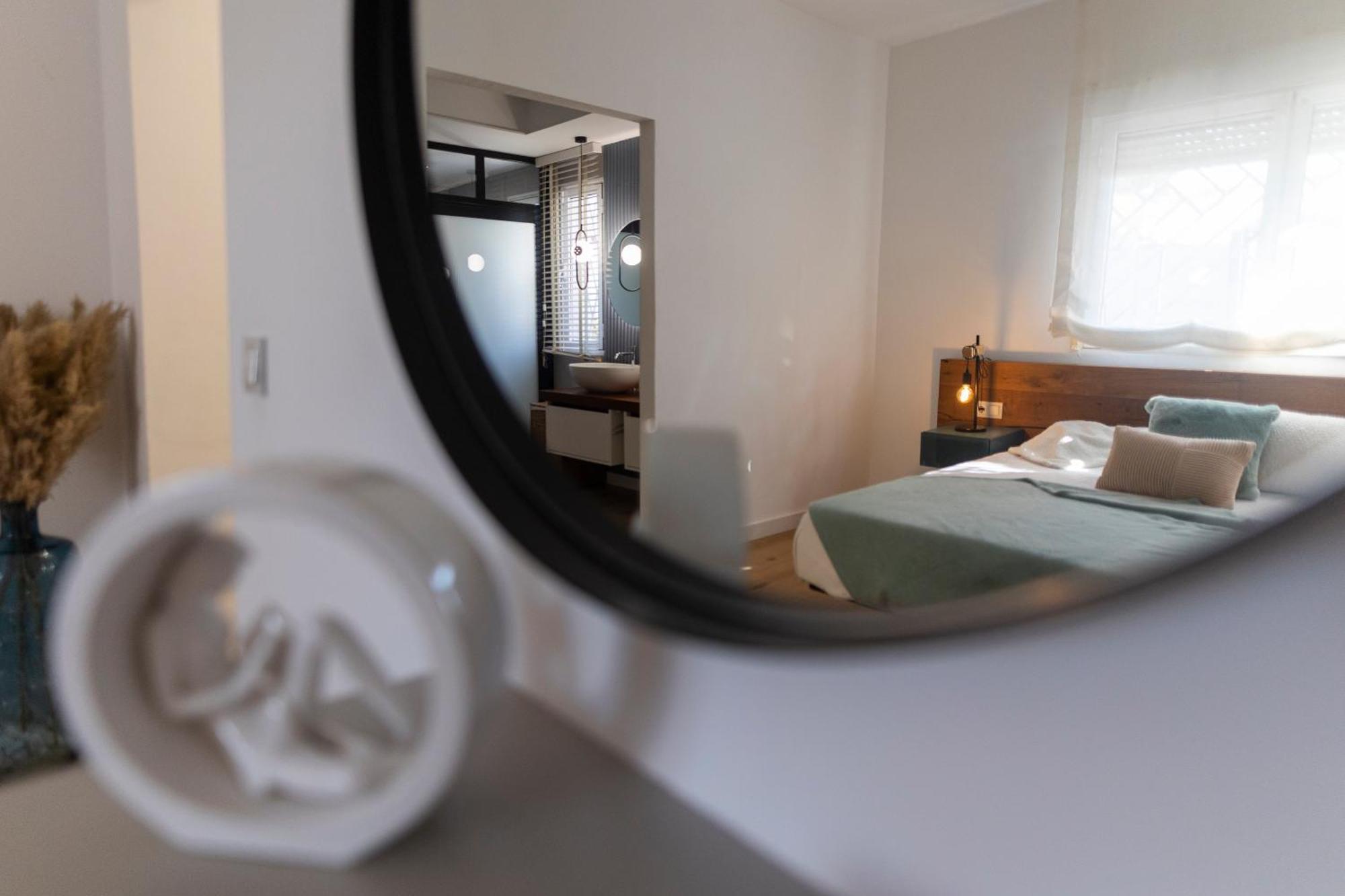 Delfin Luxury Water Front Jacuzzi Villa *