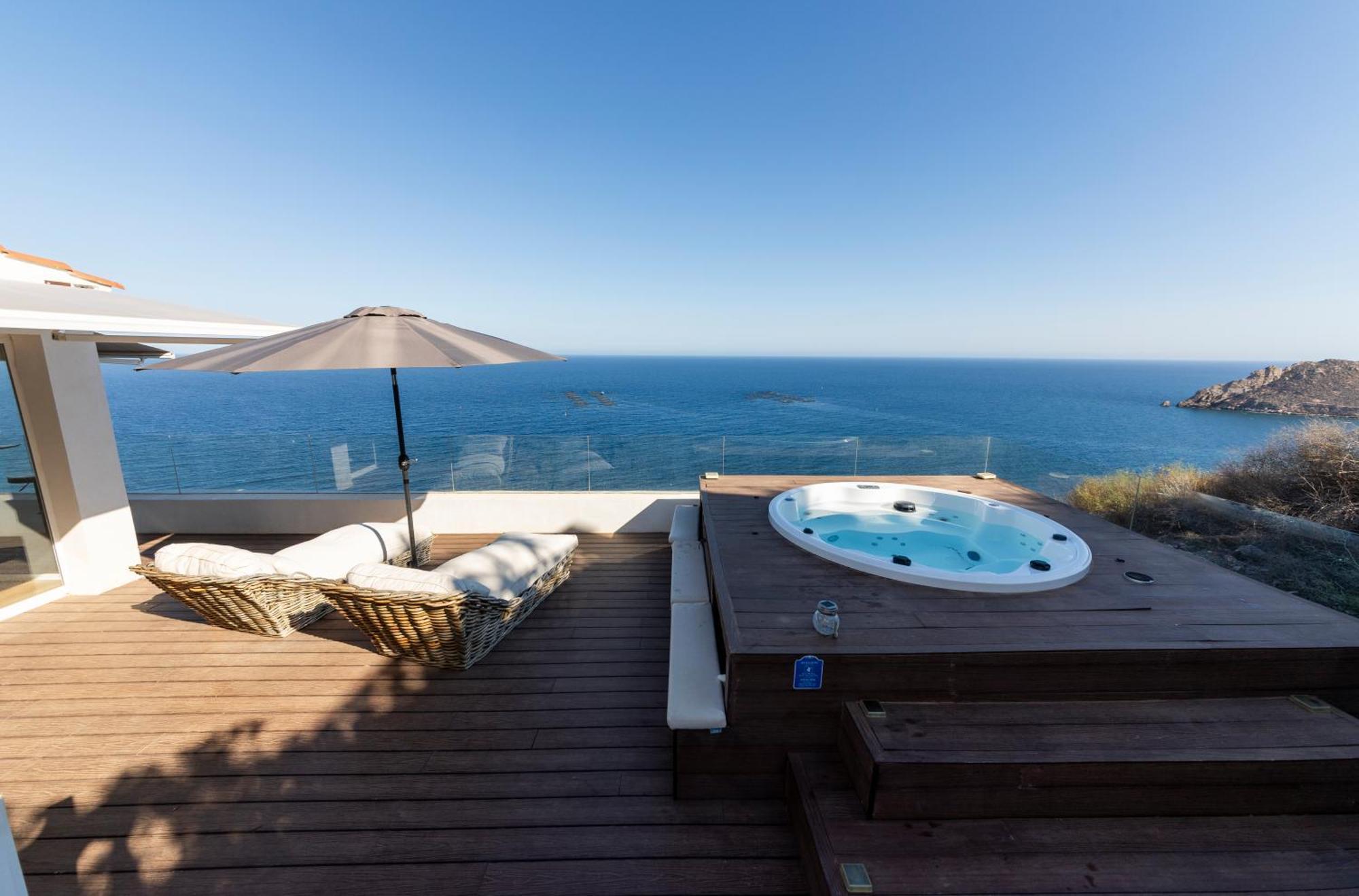 Delfin Luxury Water Front Jacuzzi *